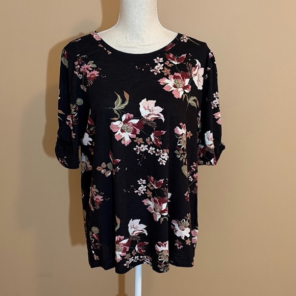 Maurices Tops - Maurices Black Floral Short Puff Sleeve Tee XXL